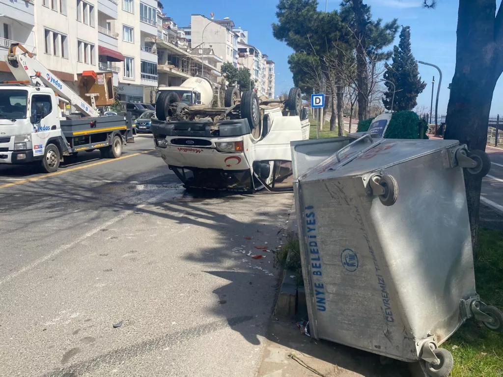 Ünye’de Trafik Kazası: Kamyonet Devrildi 10 1