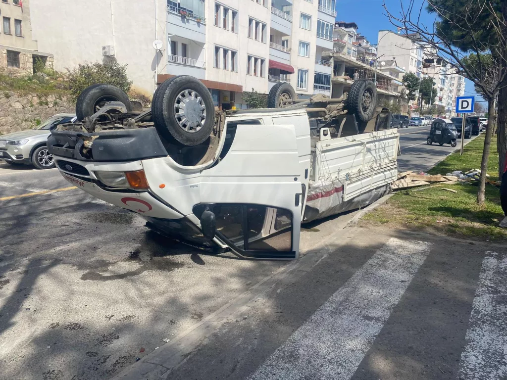 Ünye’de Trafik Kazası: Kamyonet Devrildi 11 1