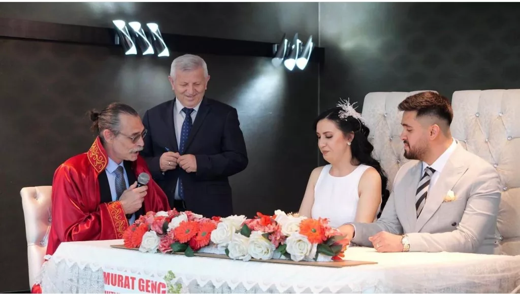 Etimesgut Belediye Başkanı Erdal Beşikçioğlu ilk nikahını kıydı. 11 6