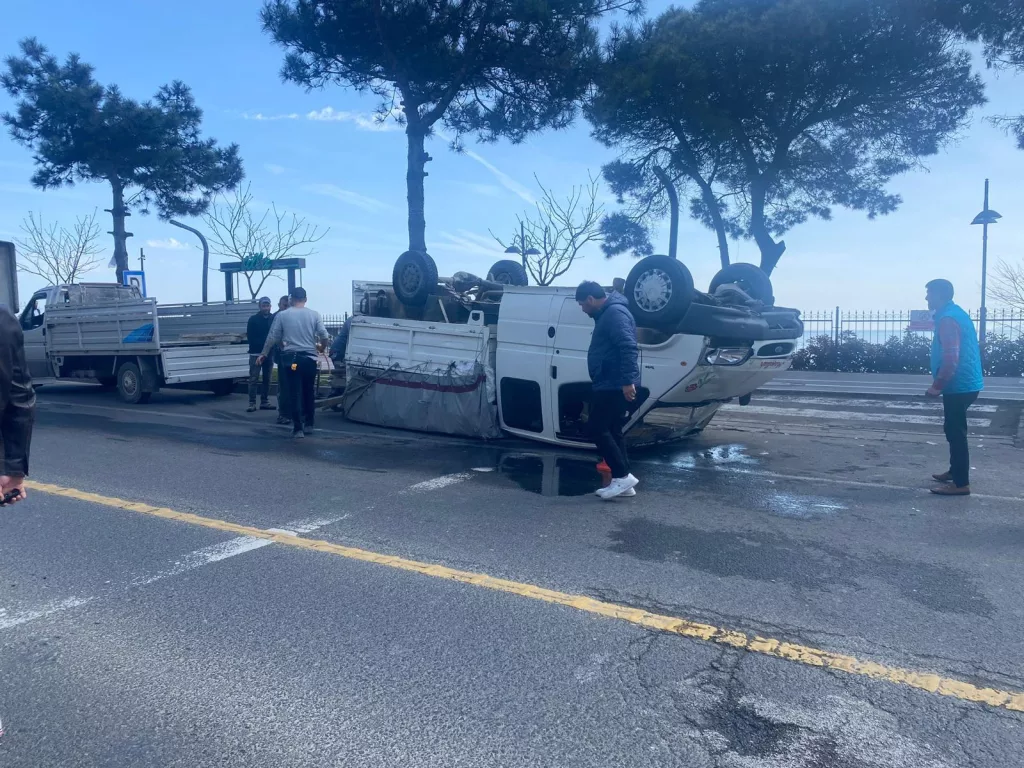 Ünye’de Trafik Kazası: Kamyonet Devrildi 2 3