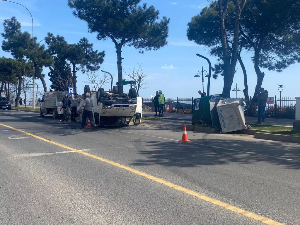 Ünye’de Trafik Kazası: Kamyonet Devrildi 3 3