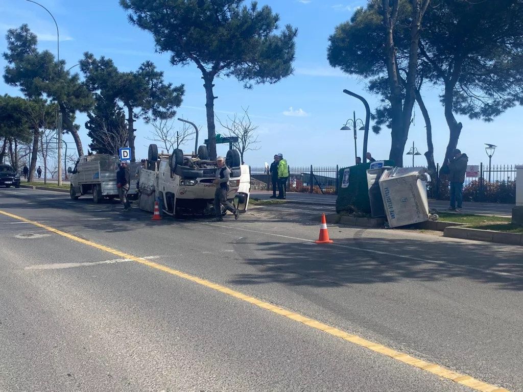 Ünye’de Trafik Kazası: Kamyonet Devrildi 4 1