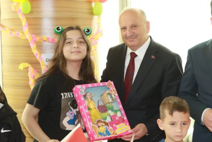 Ünye Devlet Hastanesi’nde tedavi gören çocuklar unutulmadı.