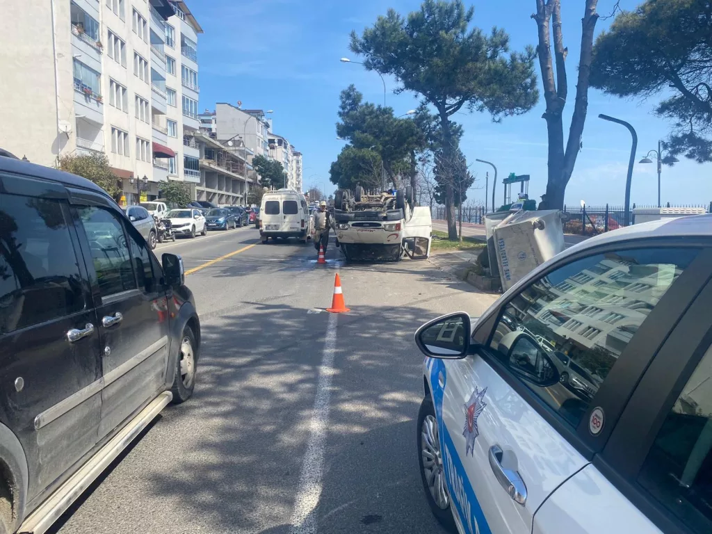 Ünye’de Trafik Kazası: Kamyonet Devrildi 5 1