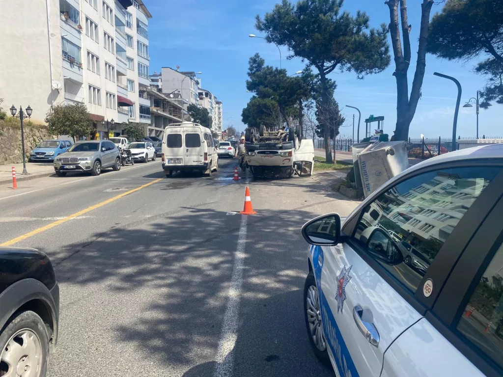 Ünye’de Trafik Kazası: Kamyonet Devrildi 6 2