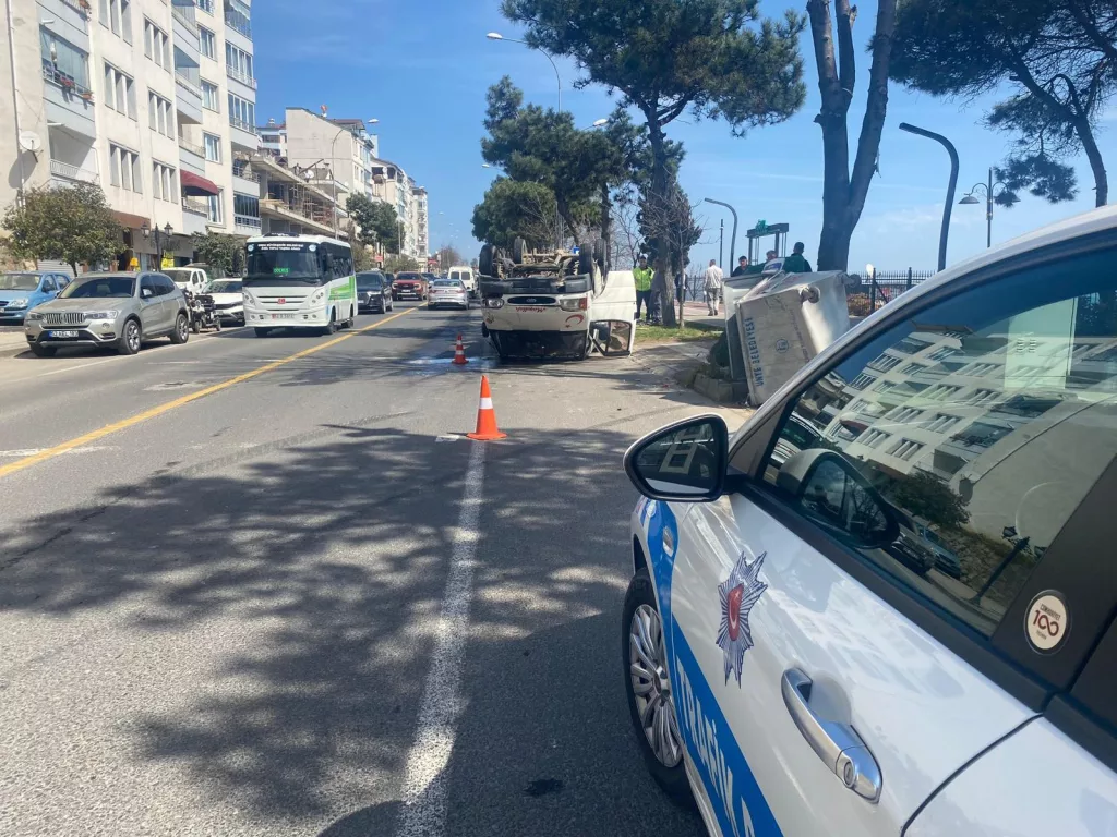 Ünye’de Trafik Kazası: Kamyonet Devrildi 7 1