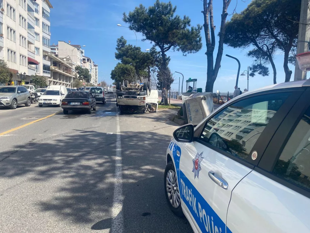 Ünye’de Trafik Kazası: Kamyonet Devrildi 8 1