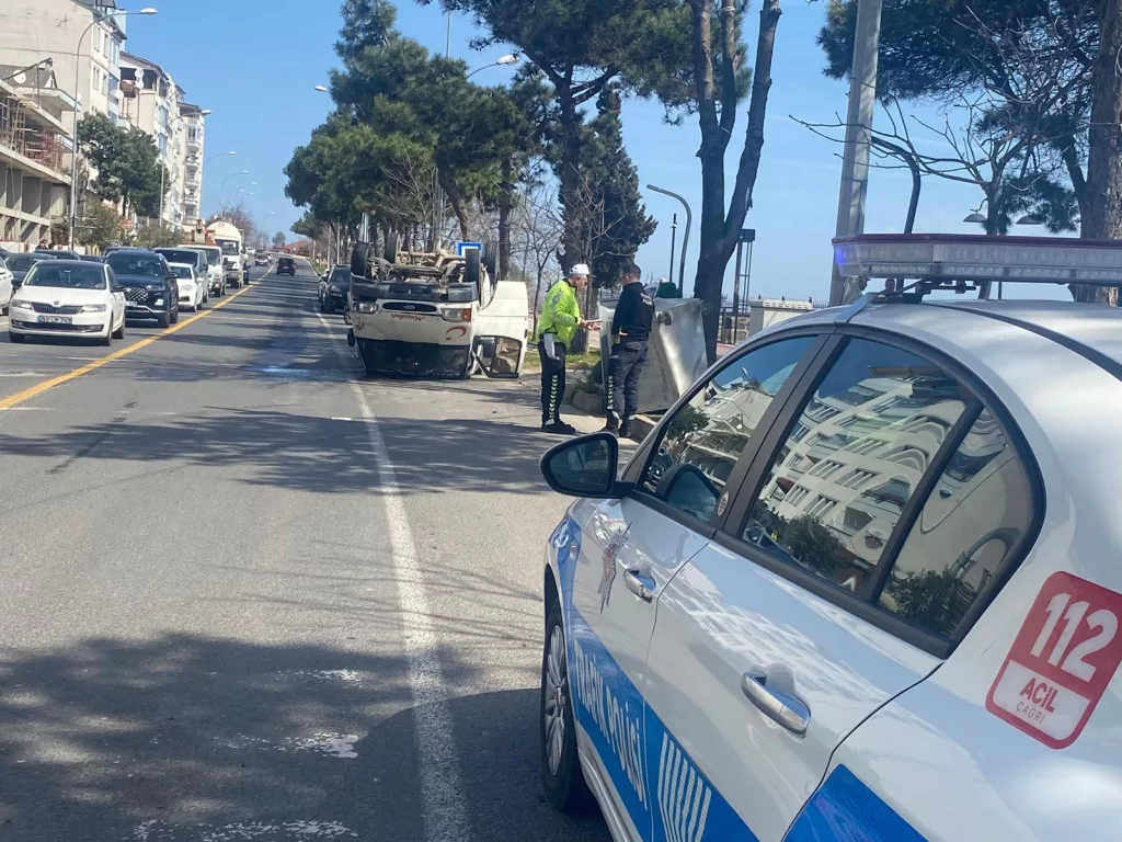 Ünye’de Trafik Kazası: Kamyonet Devrildi 9 1