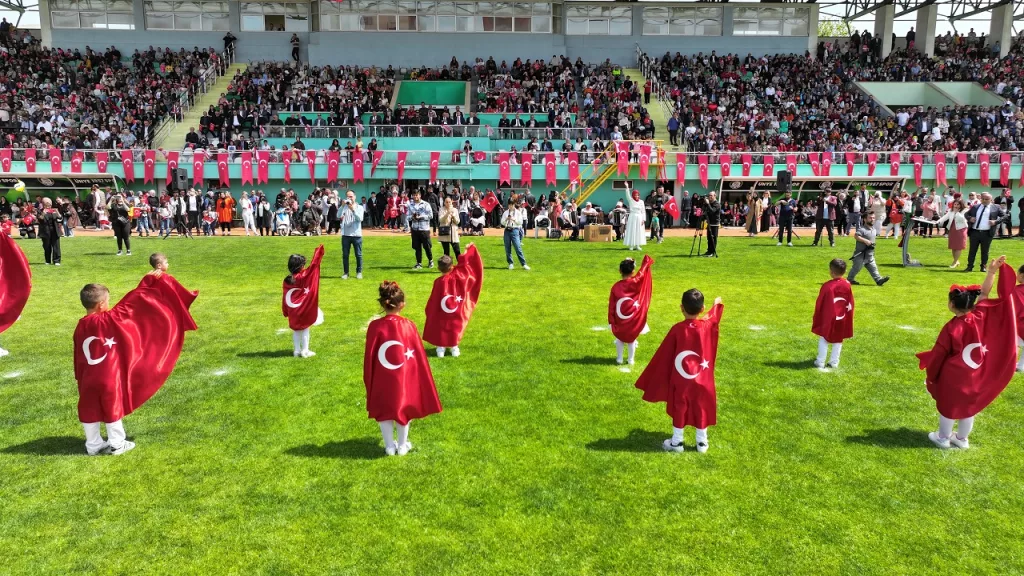 23 Nisan Ulusal Egemenlik ve Çocuk Bayramı tüm yurtta olduğu gibi Ünye’de de coşku ile kutlandı. 9 8