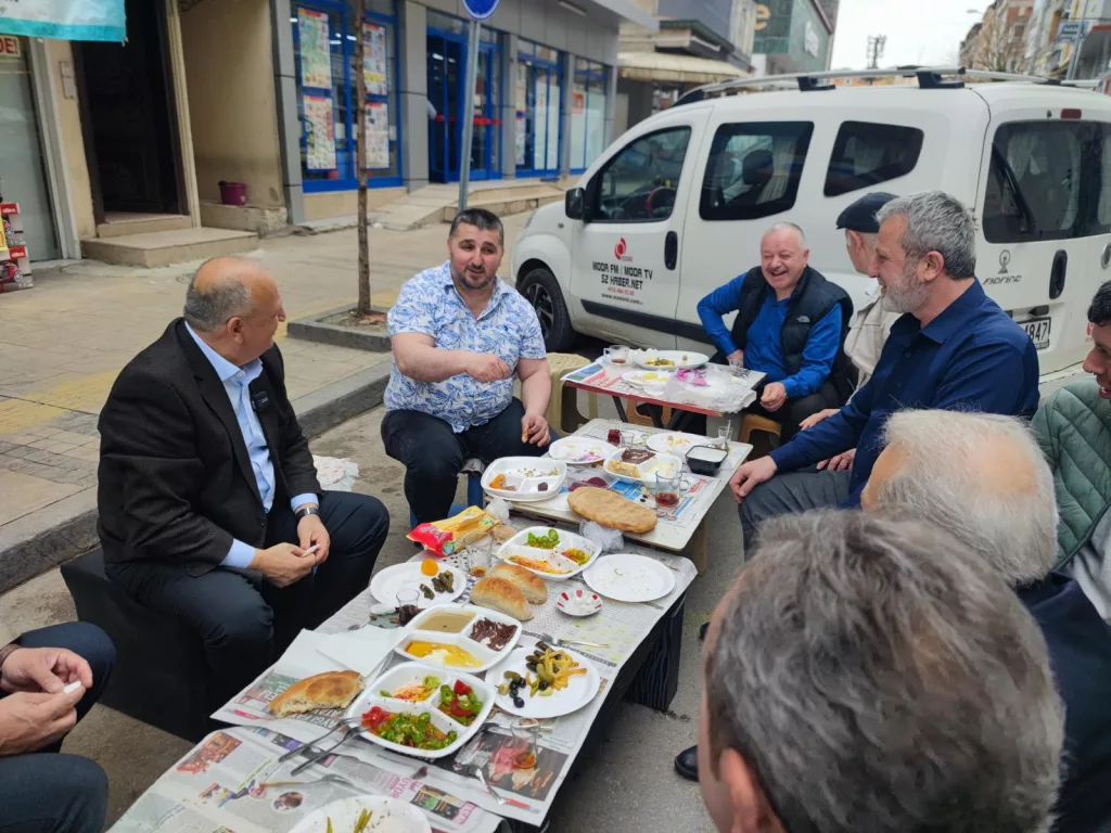 BAŞKAN TAVLI, SEÇİM ÖNCESİNDE BARIŞTIRDIĞI KIRGIN ESNAFLARI ZİYARET ETTİ TA2 1