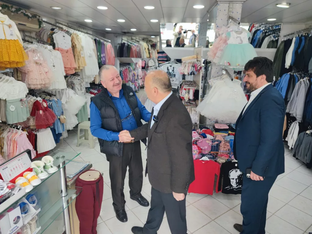 BAŞKAN TAVLI, SEÇİM ÖNCESİNDE BARIŞTIRDIĞI KIRGIN ESNAFLARI ZİYARET ETTİ TA3 1