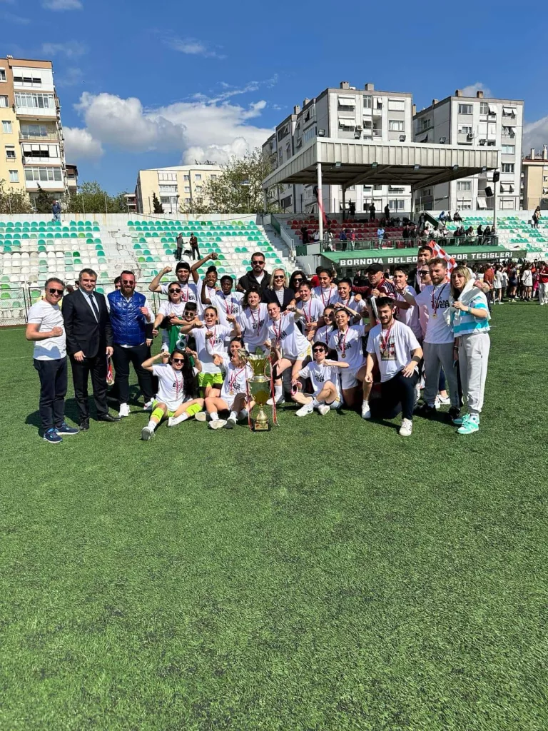 Vali Erol, TFF Kadınlar 1. Ligi’nde Şampiyon Olan Ünye Kadın Futbol Kulübümüzü Kutladı fu
