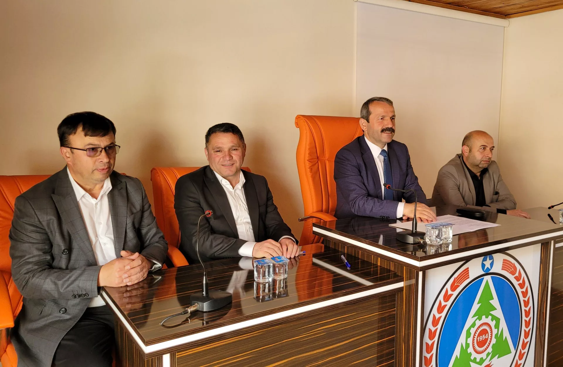 Akkuş’ta 44 mahalle muhtarıyla bir araya gelerek yeni dönemde yapılacak