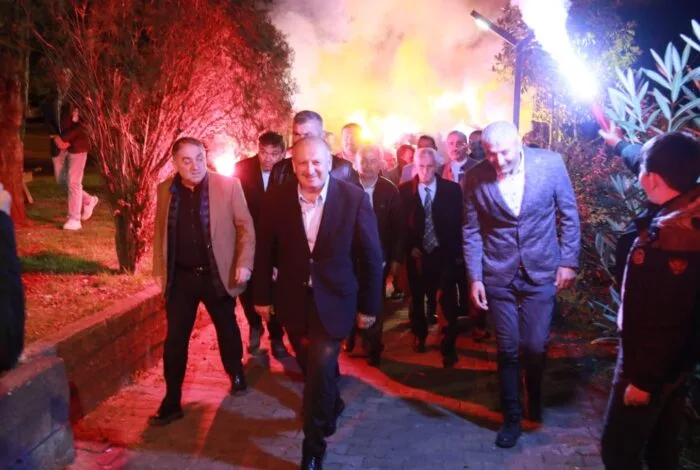 BAŞKAN TAVLI’YA İNKUR’DA KONFETİLİ VE MEŞALELİ KARŞILAMA ta jpg