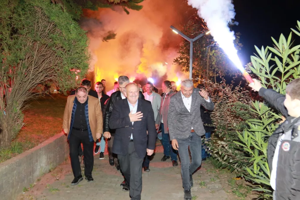 BAŞKAN TAVLI’YA İNKUR’DA KONFETİLİ VE MEŞALELİ KARŞILAMA ta3