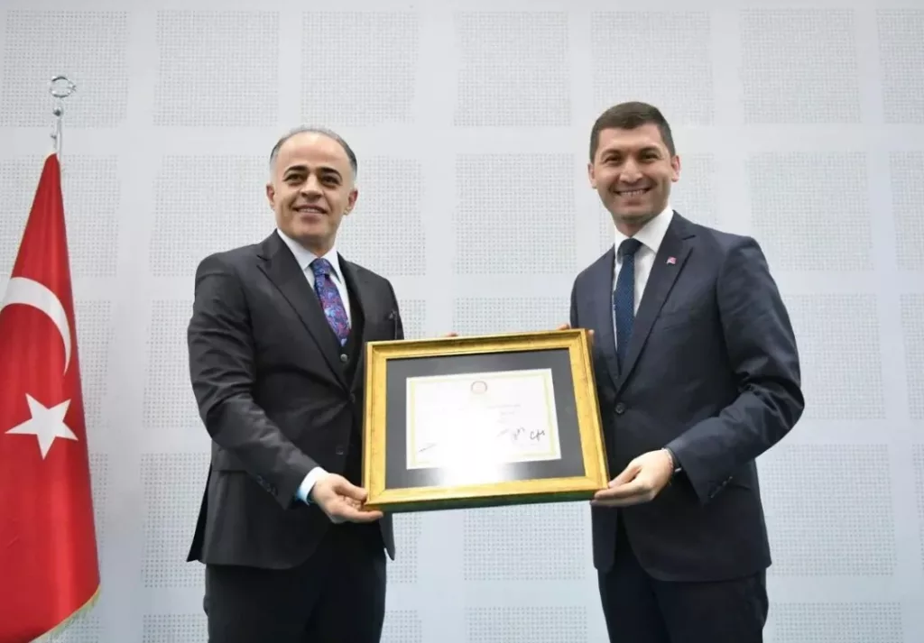 ALTINORDU’NUN YENİ BAŞKANI ULAŞ TEPE MAZBATASINI ALDI ulas
