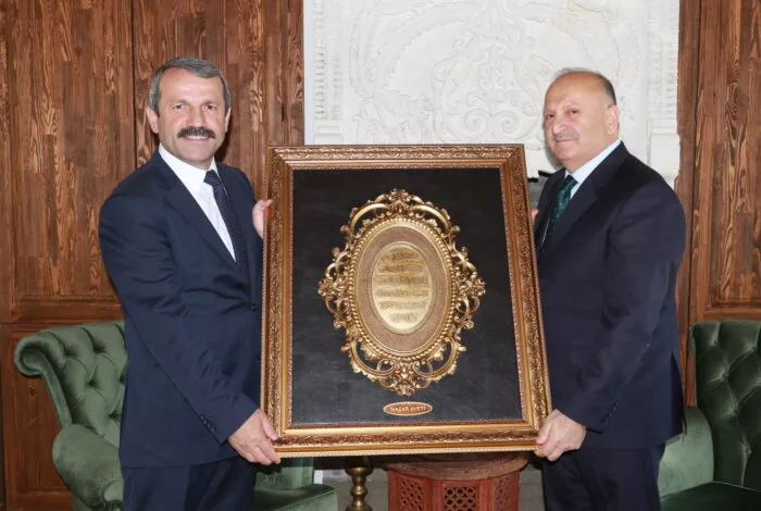 BAŞKAN DEMİRCİ’DEN BAŞKAN TAVLI’YA ZİYARET Akkuş Belediye Başkanı İsa Demirci