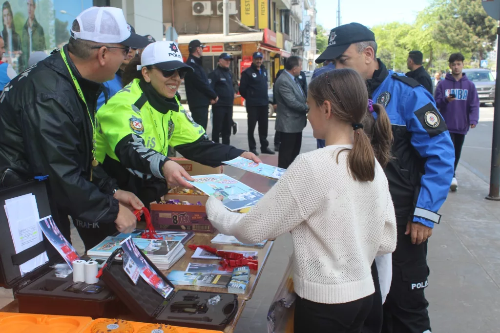Trafik haftası yaya geçidi farkındalık etkinliği yapıldı 1 12