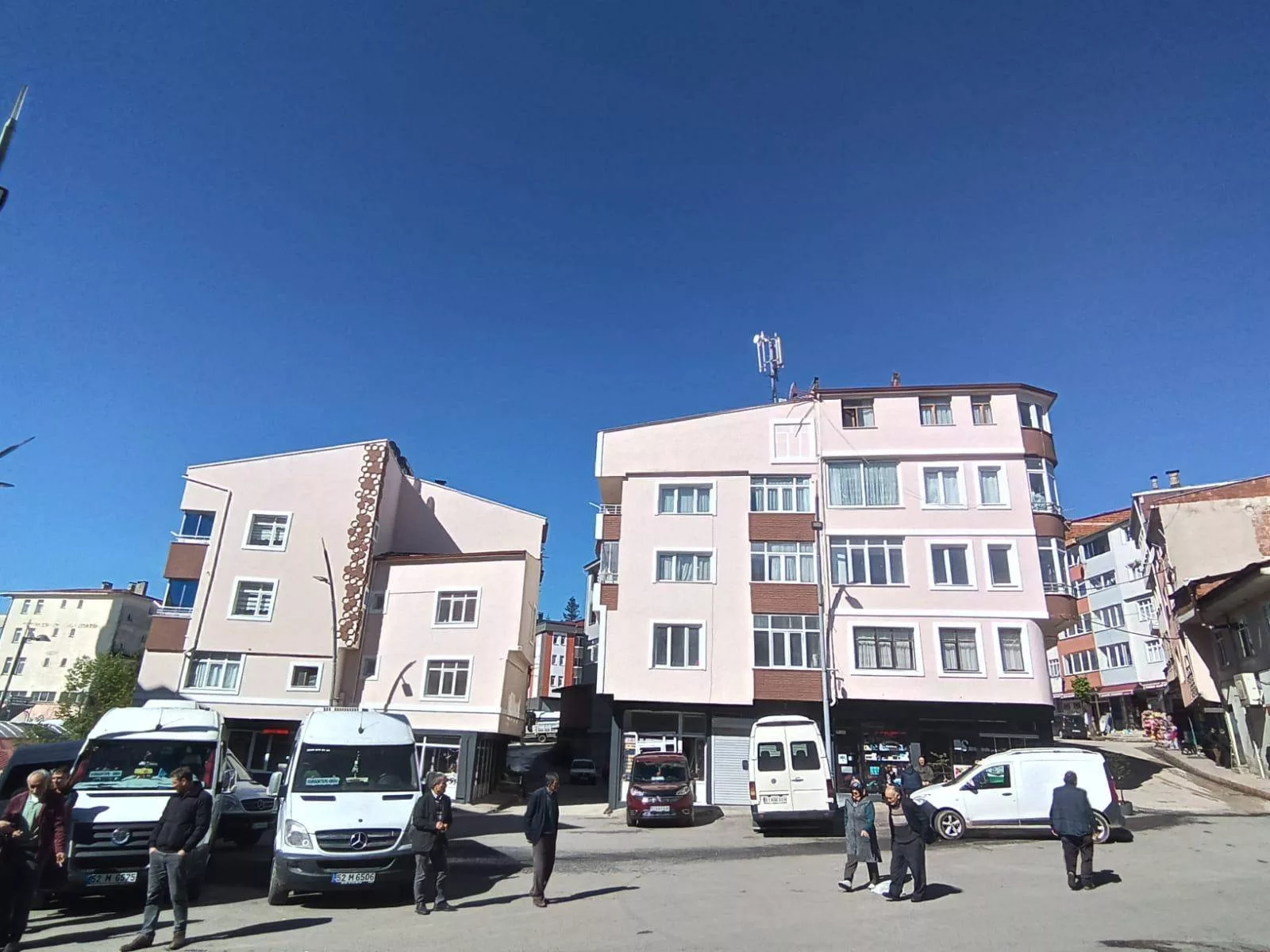 GÜRGENTEPE’NİN SİLÜETİ DEĞİŞİYOR CEPHE İYİLEŞTİRME ÇALIŞMALARIYLA BİNALAR ESTETİK VE MODERN