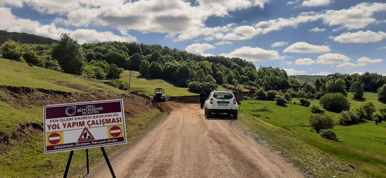 AKKUŞ’TA YOLLARIN STANDARDI YÜKSELİYOR 16 KM’LİK KARAÇAL-GÖKÇEBAYIR BAĞLANTI YOLU GENİŞLETİLİYOR