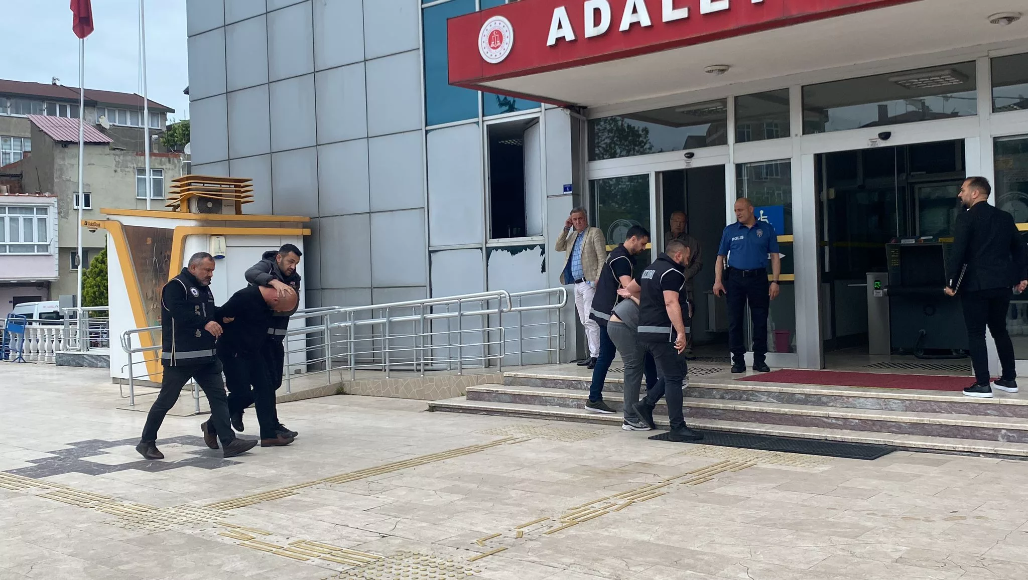 Eğlence mekanını kundaklayan zanlılar adliyede Ünye Gölevi Mahallesi’nde bir eğlence
