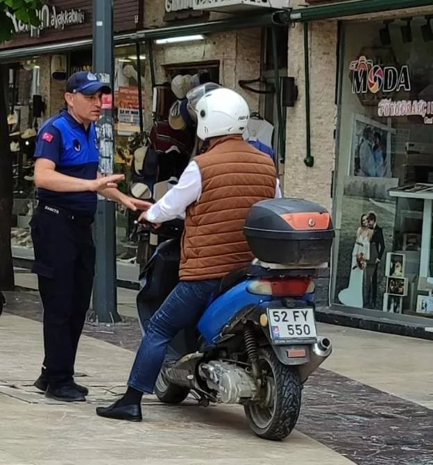 BÜYÜKŞEHİR ZABITASI’NDAN KAPALI CADDE DENETİMİ MOTOSİKLET VE BİSİKLETLERİN BU CADDEYE