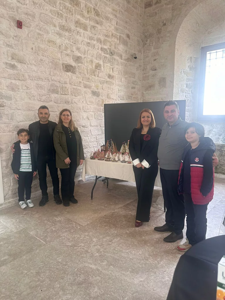 Ünye İlçe Emniyet Müdürü Celal Sarısoy, Türkiye Beyazay Derneği Ordu Şubesi ve Ünye Belediyesi iş birliğiyle düzenlenen el sanatları sergisini ziyaret etti 2 31