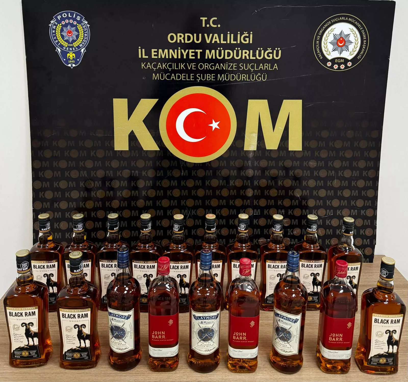 19 litre kaçak içki ele geçirildi KOM ekipleri tarafından durdurulan