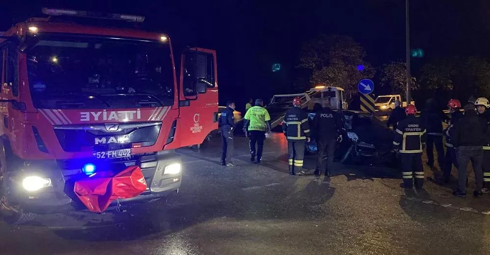 ÜNYE’DE İKİ OTOMOBİL ÇARPIŞTI: 1’İ AĞIR 5 KİŞİ YARALANDI 2 jpg