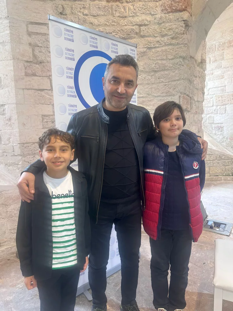 Ünye İlçe Emniyet Müdürü Celal Sarısoy, Türkiye Beyazay Derneği Ordu Şubesi ve Ünye Belediyesi iş birliğiyle düzenlenen el sanatları sergisini ziyaret etti 3 23