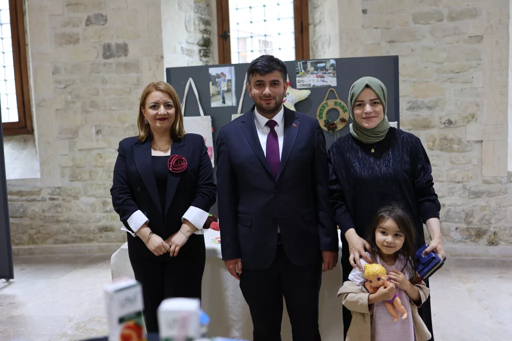 SEMANUR ODABAŞI BEŞİKCİOĞLU’NDAN EL SANATLARI SERGİSİ ATIL9270
