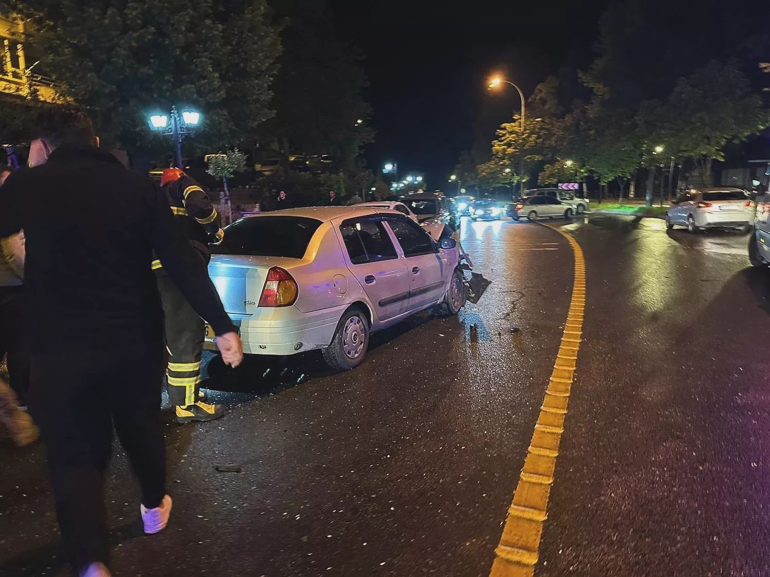 Ünye Yüzüncü Yıl mevkiinde 2 otomobil kafa kafaya çarpıştı. Meydana