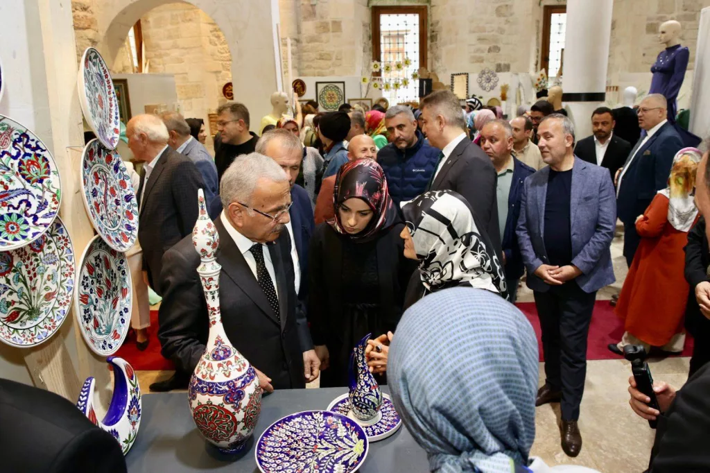 EL EMEĞİ GÖZ NURU ESERLER BU SERGİDE el3