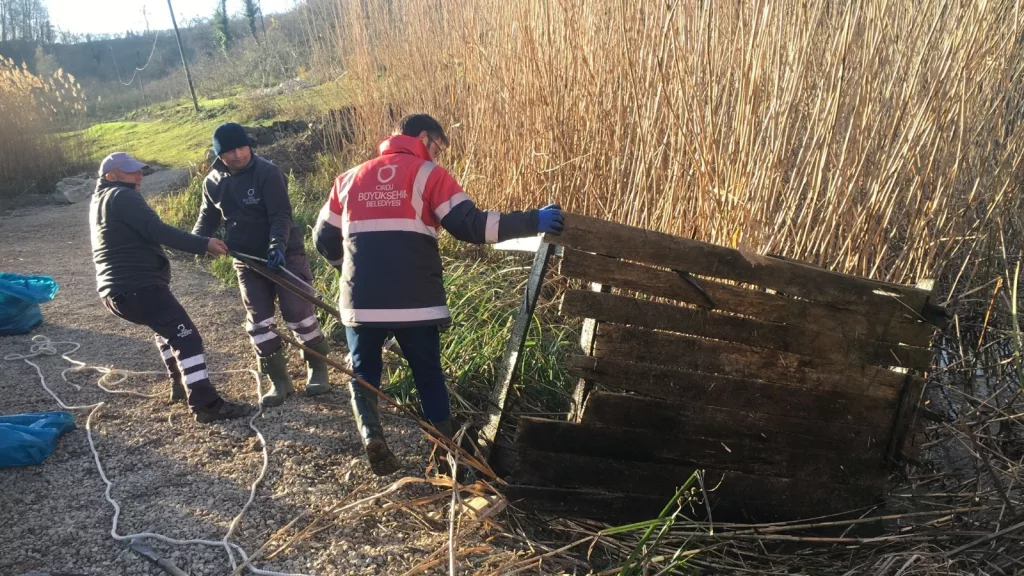 Gaga Gölü’nde Çıkan Atıklar Dikkat Çekti g3