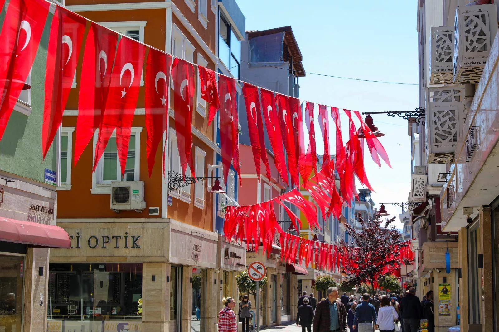 ORDU’DA YER GÖK KIRMIZI BEYAZ ORDU’DA 19 MAYIS ÖNCESİ CADDELER