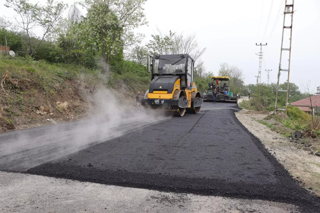 3 İLÇE İLE 10 MAHALLEYİ BİRBİRİNE BAĞLAYAN YOL ASFALTLANIYOR il