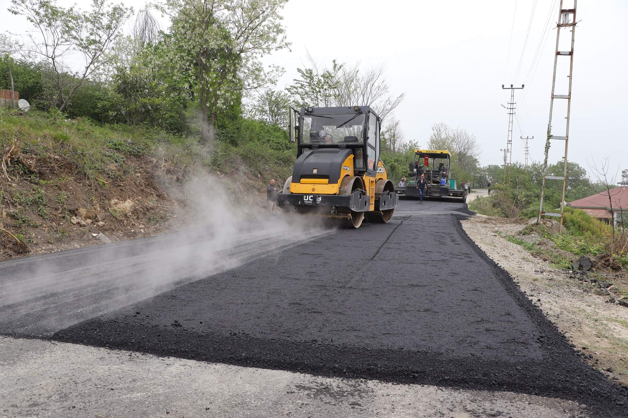 3 İLÇE İLE 10 MAHALLEYİ BİRBİRİNE BAĞLAYAN YOL ASFALTLANIYOR FATSA-ÇAMAŞ-GÜRGENTEPE’Yİ