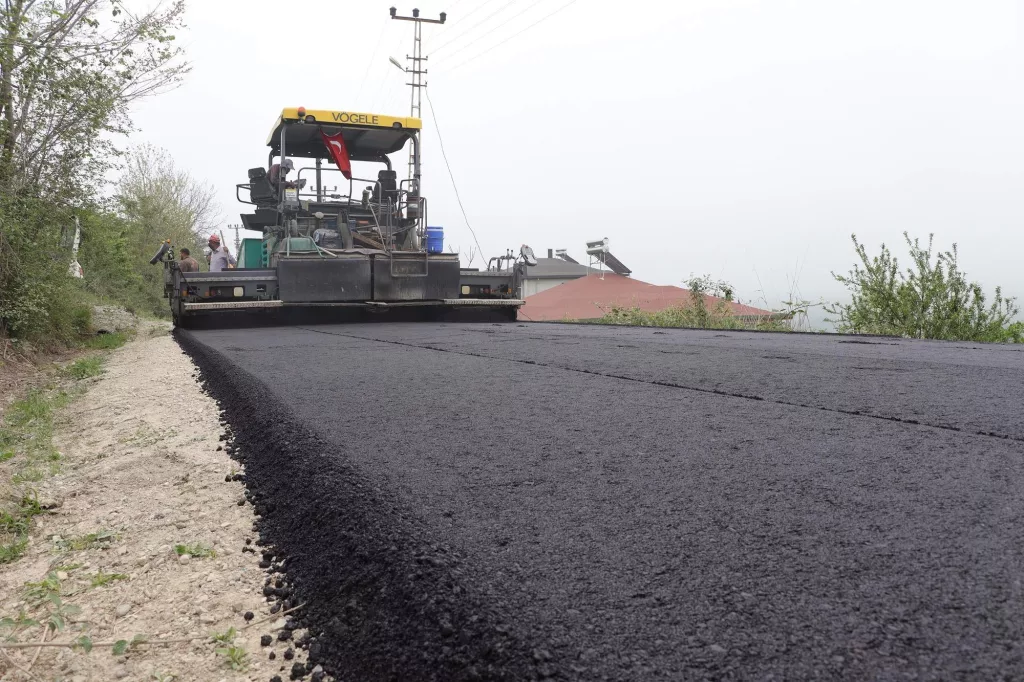 3 İLÇE İLE 10 MAHALLEYİ BİRBİRİNE BAĞLAYAN YOL ASFALTLANIYOR il1