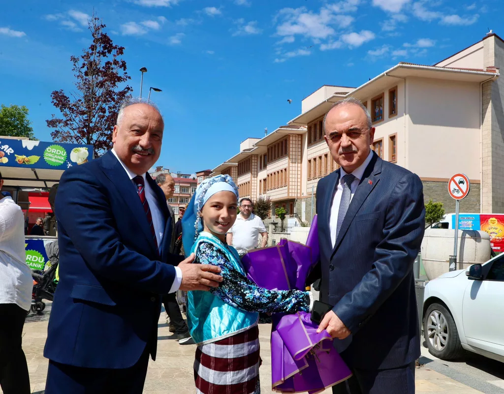 Vali Erol, Güzelordu Meliha-Lütfü Türkmen İlkokulu’nun Düzenlediği Kermese Katıldı k 3