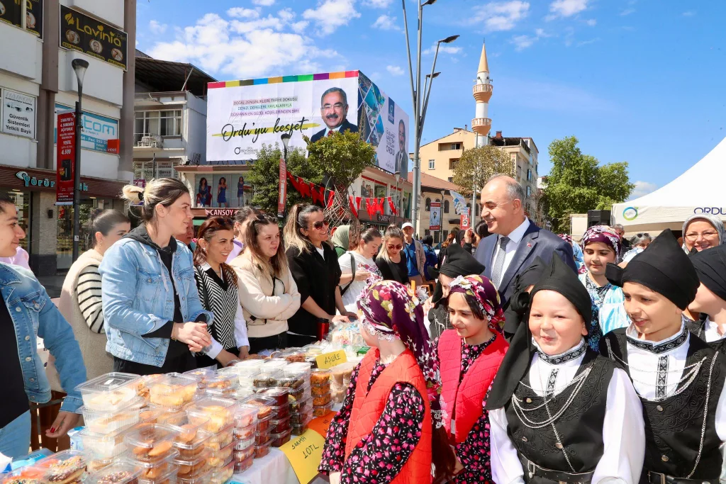 Vali Erol, Güzelordu Meliha-Lütfü Türkmen İlkokulu’nun Düzenlediği Kermese Katıldı k1 2