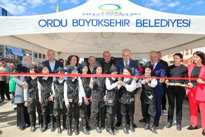 Vali Erol, Güzelordu Meliha-Lütfü Türkmen İlkokulu’nun Düzenlediği Kermese Katıldı k3 2 jpg