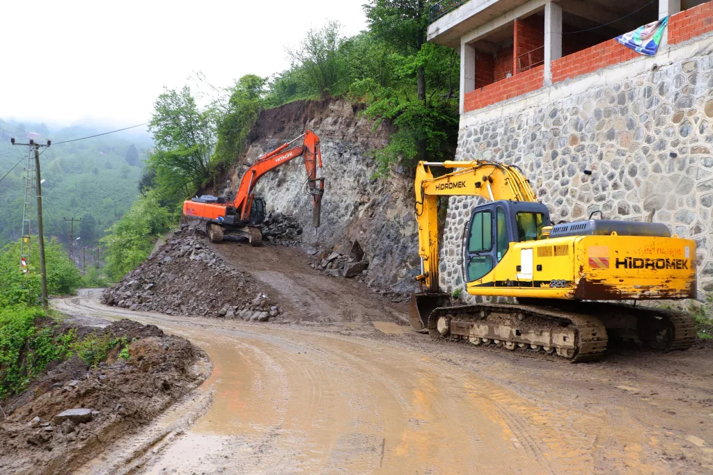 PERŞEMBE’DE YOLLAR GENİŞLETİLİYOR p1