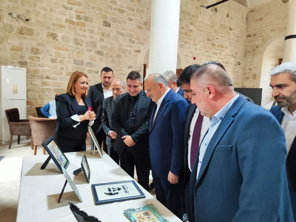 SEMANUR ODABAŞI BEŞİKCİOĞLU’NDAN EL SANATLARI SERGİSİ se3