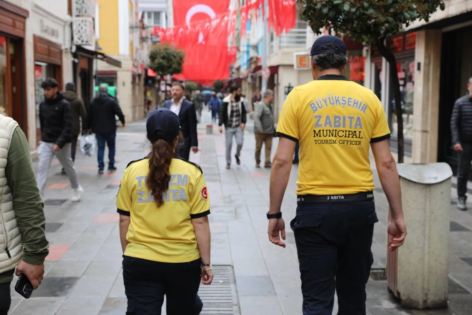 TURİSTLERİN EN BÜYÜK YARDIMCILARI ONLAR İNGİLİZCE-JAPONCA VE ARAPÇA BİLEN ZABITALAR