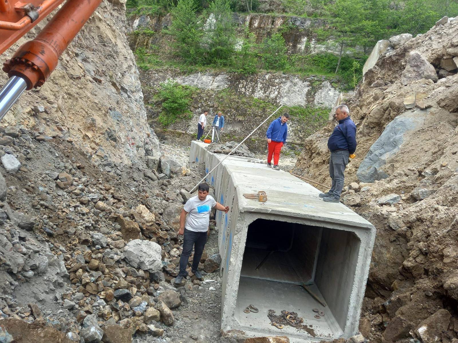 BÜYÜKŞEHİR ÇALIŞIYOR! 19 İLÇEDE REGLAJDAN TAŞ DUVARA, KANAL TEMİZLİĞİNDEN BAKIM