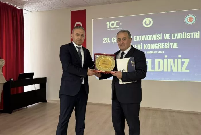 BAŞKAN TAVLI’YA 23. ÇALIŞMA EKONOMİSİ VE ENDÜSTRİ İLİŞKİLERİ KONGRESİ’NDEN PLAKET 1 7 jpg