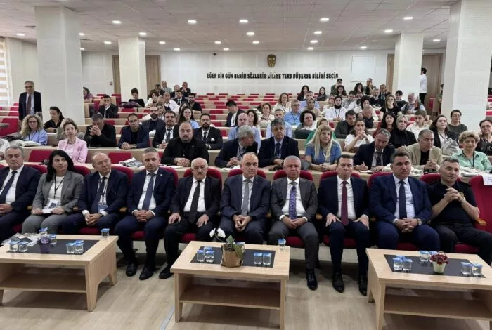 BAŞKAN TAVLI’YA 23. ÇALIŞMA EKONOMİSİ VE ENDÜSTRİ İLİŞKİLERİ KONGRESİ’NDEN PLAKET 2 3 jpg