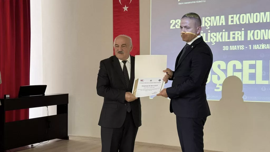 BAŞKAN TAVLI’YA 23. ÇALIŞMA EKONOMİSİ VE ENDÜSTRİ İLİŞKİLERİ KONGRESİ’NDEN PLAKET 3 1