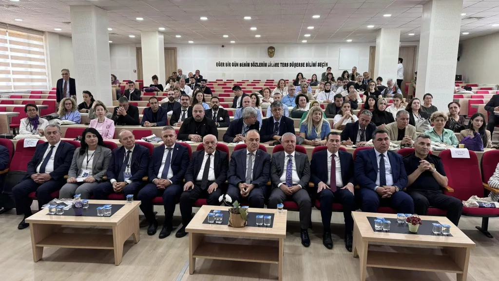 BAŞKAN TAVLI’YA 23. ÇALIŞMA EKONOMİSİ VE ENDÜSTRİ İLİŞKİLERİ KONGRESİ’NDEN PLAKET 4 4