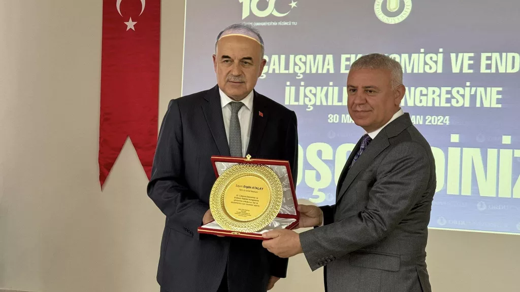 BAŞKAN TAVLI’YA 23. ÇALIŞMA EKONOMİSİ VE ENDÜSTRİ İLİŞKİLERİ KONGRESİ’NDEN PLAKET 7